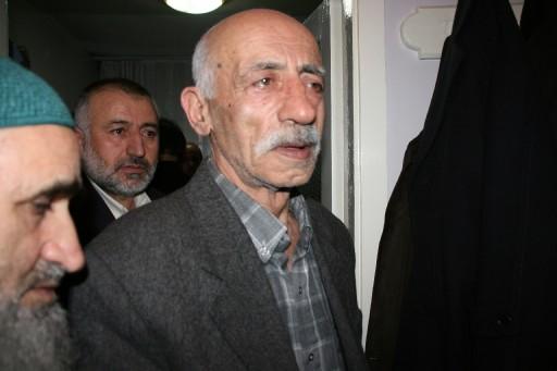 Büyük Birlik Partisi (BBP) Genel Başkanı Muhsin Yazıcıoğlu'nun memleketi Sivas'ta yas var. Gözü yaşlı Sivas halkı, işyerleri ve araçlarının camlarına Yazıcıoğlu'nun posterlerini astı ve karalara büründü.