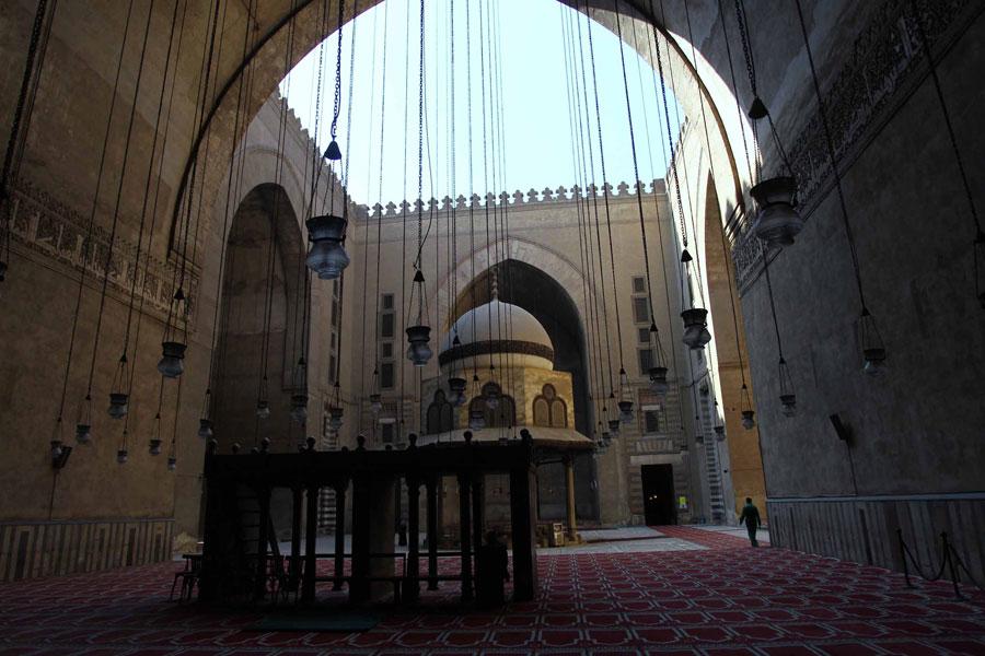 KAHIRE KALESININ YANI BASINA MEMLIKLILER DONEMINDE INSA EDILEN SULTAN HASAN CAMISIDE ICERISINDE 4 MESHEBE AIT MEDRESELERI GORMEK MUMKUN. SAFI,MALIKI,HANEFI VE HANBELI OKULLARI YANYANA CAMI ICERISINDE YER ALIYOR.