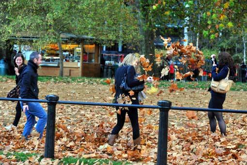 Hyde Park Londra'nın merkezinde halka açık, her sabah 05.00'ten gece yarısına kadar gezilebilecek dünyanın en büyük parklarından. Sadece gezmek, dinlenmek ve koşmak isteyenlerin hoş vakit geçirdiği bir yer değil ünlü kraliyet parkı aynı zamanda konserler başta olmak üzere pek çoketkinliğe de evsahipliği yapıyor.
<br><br>
Parkın kuzey doğusunda bulunan (Konuşmacılar köşesi) Speakers Corner düşüncelerini özgürce söylemek ve tartışmaya açmak isteyenlerin buluşma yeri.
<br><br>
Parkın yanıbaşında Kensington Bahçeleri var. Serpentine gölü parkın en güzel köşelerinden...
<br><br>
Dünyada ünlü Londra'nın simge isimlerinden Hyde Park'ta sonbahar bugünlerde tüm ihtişamıyla kendisini hissettiriyor. Ağaçların sararan yapraklarının döküldüğü parka gelen yerli ve yabancılar, sarı ve kahverengi tonların hakim olduğu sanat tablosunun içinde spor yapma ve eğlenmenin tadını çıkartıyorlar.
<br><br>
İnsanlara iyice alışmış park sakinlerinden sevimli sincaplar ise her zaman olduğu gibi yine insanların elinden yiyecek alabilmeye çabalıyor hatta alabilmek için üstlerdine dahi tırmanıyorlar.
<br><br>
Güvercinler ise her zamanki gibi nasılsa yemsiz kalmayız diyen vakar ve tokgözlülük içersinde...
<br><br>
İşte AA muhabirinin objektifinden yansıyan Hyde Park'tan sonbahar manzaraları...
<br>
(haber 7)