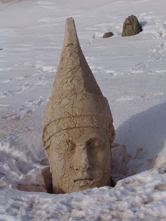 Güneşin doğuşu ve batışının en güzel izlendiği yerlerden biri ve aynı zamanda UNESCO tarafından dünya kültür mirasları arasında gösterilen, Nemrut Dağı, yeni turizm sezonuna en iyi şekilde hazırlanıyor. Her yıl 15 Martta başlayan turizm sezonu için yetkililer şimdiden sıkı bir şekilde hazırlanıyor.