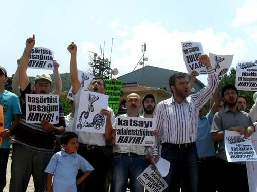 TOKAD ve Özgür Eğitim-Sen'in Yasakçı Eğitime Hayır! eyleminde, ÖSSdeki başörtüsü yasağı ve katsayı adaletsizliği kınandı, eğitimi okul duvarlarına hapseden anlayışa itiraz edildi.