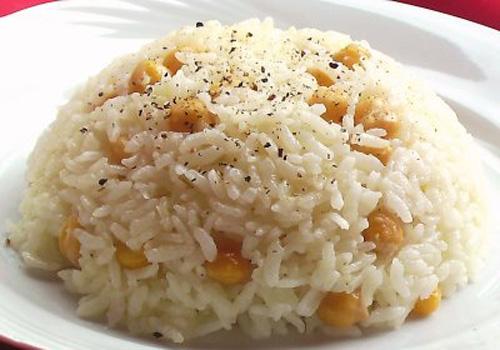 Pilavlarınızın tane tane olması i&ccedil;in,sıcak suda beklettğiniz pirinci, nişastasını tamamen akıtana kadar bol soğuk su ile yıkamaya &ouml;zen g&ouml;sterin. &Ccedil;&uuml;nk&uuml; nişasta pilavın lapalanmasına neden olur.