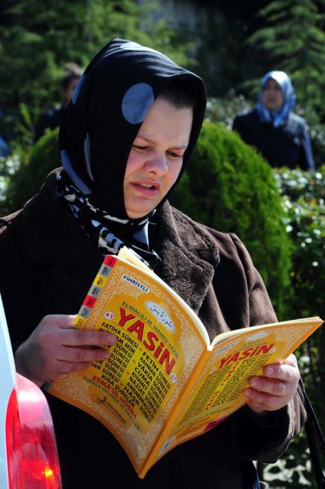 Marmara Üniversitesi Hukuk Fakültesi'nde sınava giren öğrencilerin aileleri, dua ederek ve Kur'an okuyarak çocuklarına destek verdi. Ailelerin de öğrenciler kadar heyecanlı olduğu gözlendi.