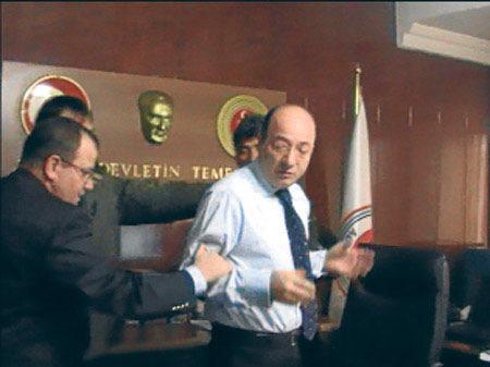 Erzincanlı gazetecinin kitabı eski Başsavcı İlhan Cihaner'in gizli sorgu odasını gün yüzüne çıkardı. Cihaner'in gözaltına alınma anının fotoğrafları da ortaya çıktı.
