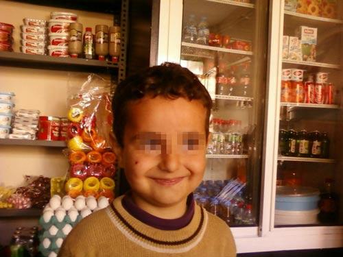 İzmir'de meydana gelen olayda Menemen ilçesine bağlı Asarlık 75. Yıl İlköğretim Okulu'nun bahçe kapısı 4 yaşındaki bir çocuğun üzerine düştü. Ağır yaralanan çocuğun hayati tehlikesi sürüyor.