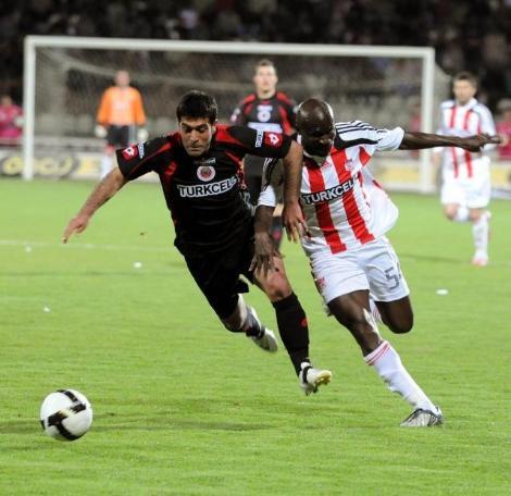 Sivasspor, evinde öldü öldü dirildi. İlk yarıyı yenik kapayan ev sahibi maç sonunda 3 puanı hanesine yazdırmayı bildi. Gençlerbirliği ise yenilmesine rağmen büyük sevinç yaşadı.