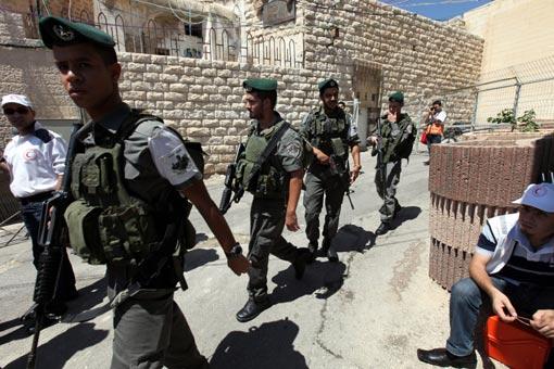 Kutsal ay Ramazan'ın son cuma gününde El Aksa Camii'nde dua etmek için 3 Eylül 2010 tarihinde Kudüs'e geçmek için akın eden Müslümanlara çok yumuşak davranılmadı ama şiddete meyil geçtiğimiz haftalara nazadan düşüktü.