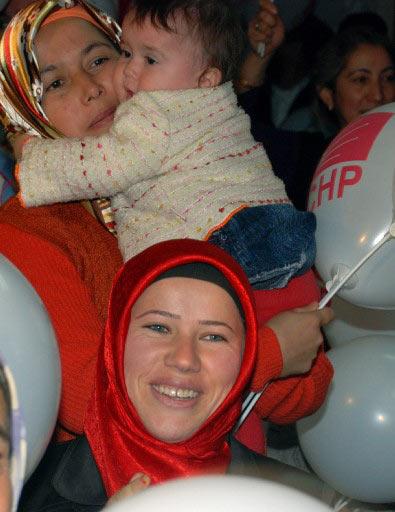 CHP'NIN SULTANBEYLI BELEDIYE BASKAN ADAYI OSMAN NURI BEDIR'IN TANITIMI AMACIYLA ILCE TESKILATINDA BASIN TOPLANTISI DUZENLENDI. TOPLANTIYA CHPLI KADINLAR DA KATILDI
