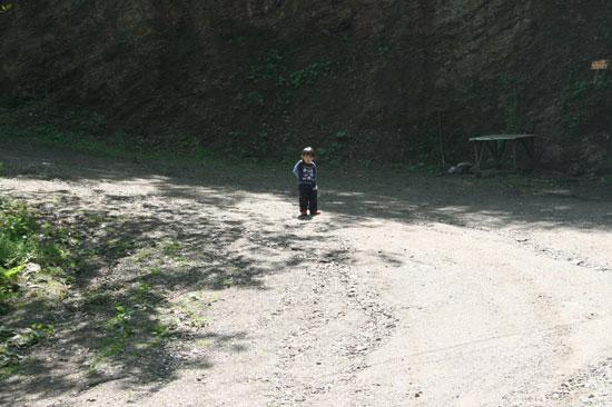 Reklam Müdürümüz Güray'ın 3 yaşındaki oğlu Aliş. Biz yokuşu inerken köprüden geçmeme inadı tuttu. Kaçarken de objektiflere yakalandı.