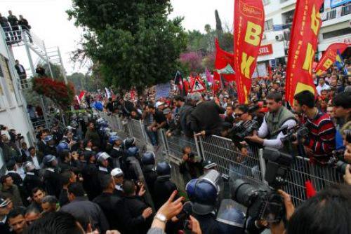 Başbakan Erdoğanın sert tepki gösterdiği "Toplumsal Varoluş" mitinglerinin 3üncüsü dün KKTCnin başkenti Lefkoşada yapıldı. Mitingde büyük olaylar çıktı.