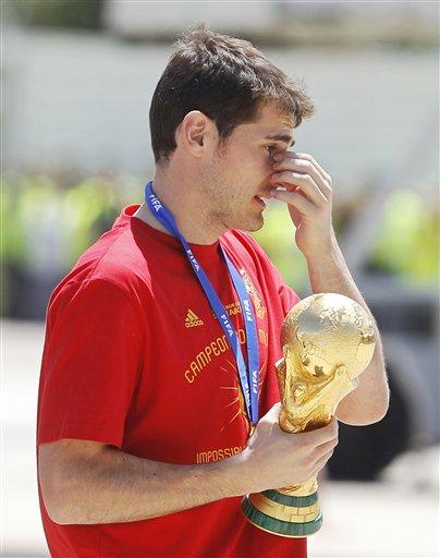 Uçağın kapısında ilk olarak kaptan İker Casillas ile teknik direktör Vicente del Bosque elinde kupayla göründü.