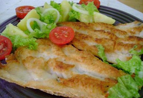 Ortalama 30-40 cm. uzunluğunda olan mezgitin eti beyz ve lezzetlidir. Genlikle tava ve haşlaması yapılan mezgit, Şubat-Mayıs aylarında lezzetlidir.