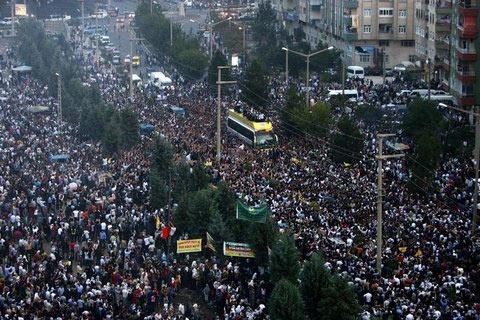 Kendilerine "barış grubu" diyen 34 PKK'lıyı karşılamak için Diyarbakır'da dün akşam onbinlercu kişinin katıldığı bir miting düzenlendi. Grubun alana girişi sırasında sloganlar atıldı, meşaleler yakıldı.