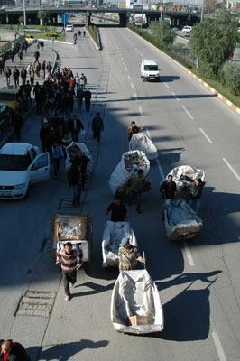 Adana Atık Toplayıcılar Yardımlaşma ve Dayanışma Derneği (ATYD) üyeleri, "Hakkımızı istiyoruz" diyerek eylem düzenledi.