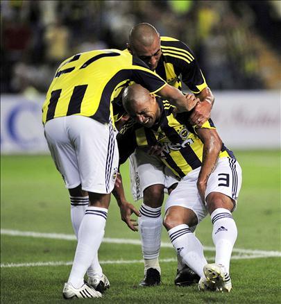UEFA Avrupa Kupası'nda süper bir başlangıç yapan Fenerbahçe'de yıldız oyuncu Roberto Carlos'un sakatlanması sıkıntı yarattı. 13. dakikada perdeyi açan golü atan Carlos sahayı açılar içinde terk etti.