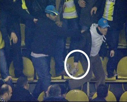 F.Bahçe, Sivasspor ile yaptıkları maçta, tribünde çıkan kavgada iki kişiyi bıçaklayan şahsın, güvenlik kameraları fotoğraflarını yayınladı. Kulüpten şok bir açıklama daha geldi.