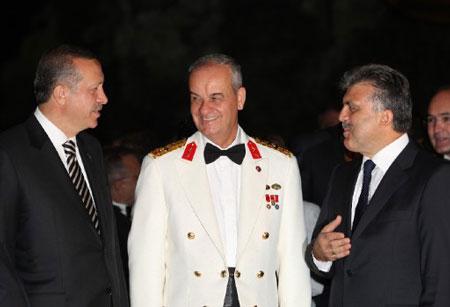 Genelkurmay Başkanı Org. İlker Başbuğ, Zafer Bayramı'nın 86. yıl dönümü dolayısıyla Gazi Orduevinde resepsiyon verdi. Resepsiyonda, Cumhurbaşkanı Gül, Başbakan Erdoğan ve Org. Başbuğ'un samimi sohbeti dikkat çekti.