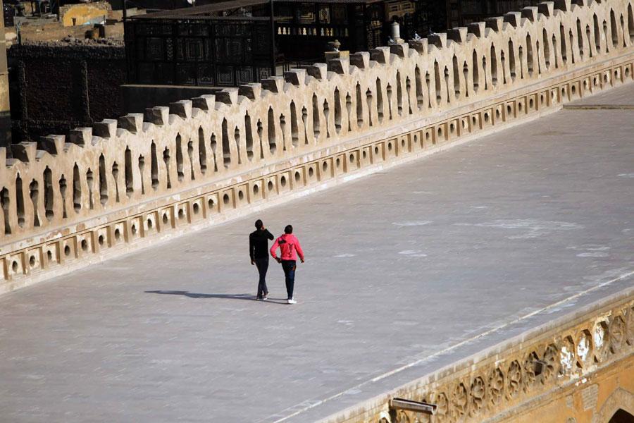 MISIRIN BASKENTI KAHIRE'DE BIR BIRINDEN GUZEL TARIHI CAMILERI GORMEK MUMKUN. FARKLI MIMARI OZELLIKLERE SAHIP CAMILER, KENTE GELEN YERLI VE YABANCI TURISLERIN ILGISINI CEKIYOR. ESKI KAHIRE'DE YER ALAN AHMET IBN TULUN CAMI MISIR'DA AYAKTA KALAN TURK ESERLERINDEN BIRI.