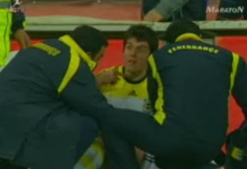 9 Mart 2009: Kayserispor maçında Cangelenin faulüne maruz kalan Emre Belözoğlu, yerden hışımla kalkıp, sağ elini boğazına götürmüş ve senin boğazını keserim şeklinde bir hareket yapmıştı.