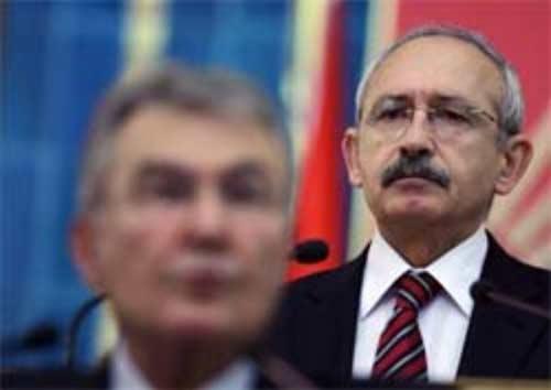 EN ÇOK KONUŞULAN
Deniz Baykalın gidişi, Kılıçdaroğlunun gelişi: CHPde kaset tartışmaları sonrasındaki ani değişim, sadece Mecliste değil, tüm Türkiyede konuşuldu. Yasama yılı bitmeden Kemal Kılıçdaroğlu CHP kurultayına tek aday olarak girdi Baykalın yerine, ve genel başkanlık koltuğuna oturdu.