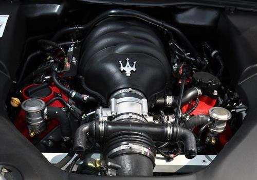 Daha da zenginleştirilerek kuvvetlendirilen bir donanıma sahip Maserati GranTurismo S Automaticte standart olarak sunulan Bluetooth ve isteğe bağlı olarak sunulan iPod arayüzü gibi unsurlar, Maserati Multimedya Sistemini tamamlayıcı diğer modern teknolojiler arasında yer alıyor.