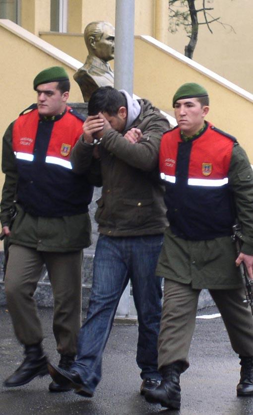 Polis hırsızı dövmesinden yakaladı