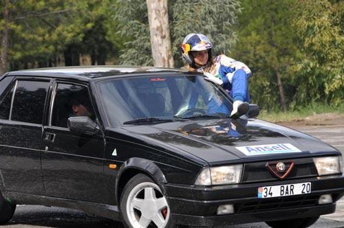 2008 T&uuml;rkiye Bayanlar Ralli Şampiyonu Burcu &Ccedil;etinkaya, Ege &Uuml;niversitesi 1 Nolu &Ouml;ğrenci Yemekhanesi'nin karşısında bulunan otopark alanında &ouml;ğrencilere muhteşem bir g&ouml;steri sundu.
