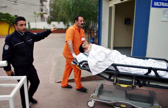 Sakarya'nın Erenler ilçesinden çaldığı otomobille polisten kaçan bir kişi, Kocaeli'nde kırmızı ışıkta bekleyen yolcu otobüsü ile kamyona çarptı. Parçalanan otomobilden yaralı kurtulan oto hırsızı, kaçmaya çalışırken polis tarafından yakalandı.
