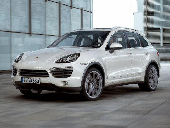 Porsche Cayenne <p>
Spor otomobiller de araziye çıkar. Ya da arazi araçları da sportif olabilir. Porsche Cayenne'in durumu da bu. İlk kez tanıtıldığında insanları nefret ve hayranlık arasında ikiye bölen Cayenne, sportif sürüş özellikleri, arazi yeteneği, lüks ve kalitesiyle gerçek bir, çok yönlülük abidesi oldu.