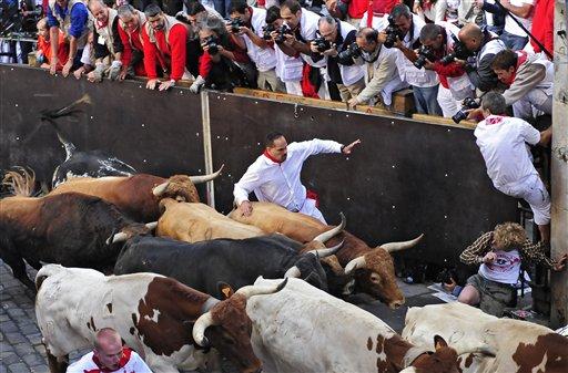 İspanyol basınına göre, geleneksel San Fermin festivali kapsamında Perşembe günü yapılan koşuda, sürüden ayrılan bir boğanın saldırısına uğrayarak, boynundan ve akciğerlerinden boynuz darbeleriyle yaralanan, kimliği henüz tespit edilemeyen bir kişi öldü.