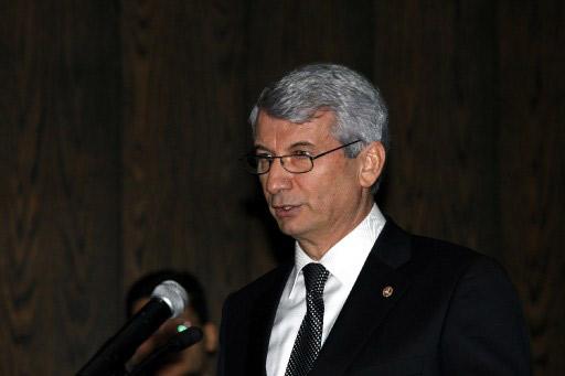 Geçtiğimiz hafta tartışmaların odağı haline gelen Anayasa Mahkemesi, bugün önemli bir yemin törenine ev sahipliği yaptı. Törende, Gül, Erdoğan, Toptan'ın yanı sıra önemli isimler vardı.