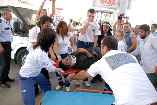 Bursa'da aşırı hızla akaryakıt istasyonuna giren otomobil, ilk önce bir minibüse ardından benzin pompasına çarptı. Kazada minibüs sürücüsü ile pompacı yaralandı.
