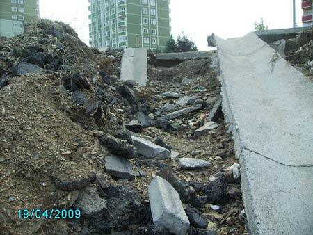 Yolda biriken suyun tahliyesi için iş makinalarıyla kırılan bölge