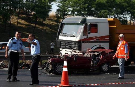 TEM otoyolu Avcılar mevkiinde bir otomobil yolda seyreden kamyonun altına girdi. 5 kişi öldü. Yolun karşı şeridinde de 4 otomobil birbirine girdi. Kazanın görüntüsü dehşete düşürdü.
