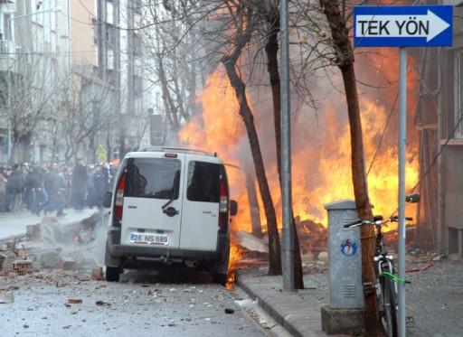 skişehir'de parfümeri dükkanında patlama meydan geldi. Ana cadde üzerindeki dükkan yerle bir oluken olay yeri savaş alanına döndü