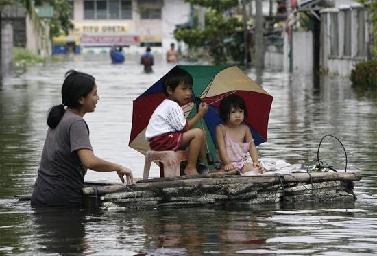Filipinli anne Nesat Tayfunu'nun vurduğu Dampalit bölgesinde çocuklarını böyle kurtardı.