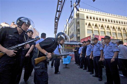 Doğu Türkistan'ı işgal ederek adını Sincan Uygur Özerk Bölgesi ilan eden Çin bu hafta olaylar nedeniyle Cuma namazı kılınmasını yasakladı ama halk yasağı tanımadı. Namaz sonrası olaylar çıktı.