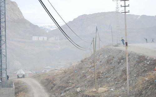 Hakkari'de, terör örgütü PKK'nın sözde kuruluş yıldönümü olan 27 Kasım'ı kutlama bahanesiyle eylem yapan bir grup terör örgütü yandaşına polis müdahale etti. PKK yandaşları biber gazı ve tazyikli suya, taşlarla karşılık verdi.