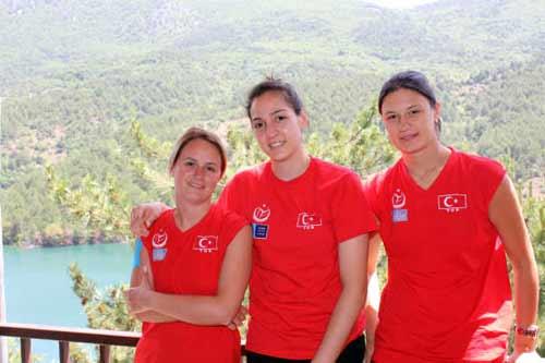 Romanya ile yapacağı Grup birinciliği maçına sıkı hazırlanan Filenin Sultanları, ard arda katılacakları Uluslararası Müsabakalarda Türkiye adına başarılara imza atmak istiyorlar. Amasya Suluova'daki çalışmalar neşeli ortamda geçiyor