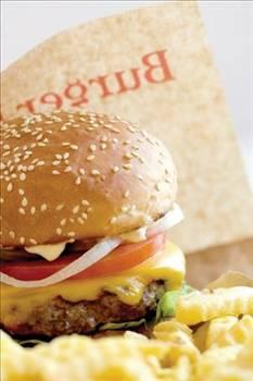 Yabancılara göre daha uygun koşullarda franchise veren yerli gıda markaları, yüksek ciro potansiyeliyle girişimcilerden yoğun talep görüyor. Para dergisi köfteden pizzaya, hamburgerden dönere en popüler markaların franchising şartlarını araştırdı...
İşte bayilik veren firmalar ve koşulları...