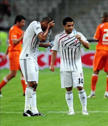 2009-2010 Sezonu perdesini açtı. Şampiyon Beşiktaş, açılış maçında İstanbul Belediyespor'la öne geçtiği maçta 1-1 berabere kaldı...
