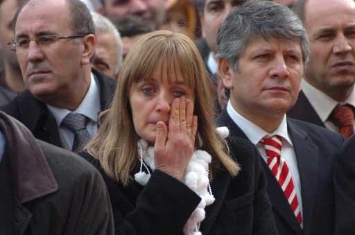 Gümüşhane'nin Zigana Dağı bölgesinde çığ düşmesi sonucu hayatını kaybeden 10 kişi son yolculuğuna uğurlandı. Trabzon Valiliği önündeki törende acı, gözyaşı ve hüzün vardı.