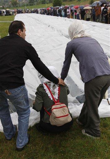 Srebrenitsa 'da 8 bin Müslümanın dünyanın gözü önünde Sırplarca soykırıma uğramanın 13. yıldönümü. Avrupa'da yaşanan en büyük soykırımın failleri hala yakalanamadı.