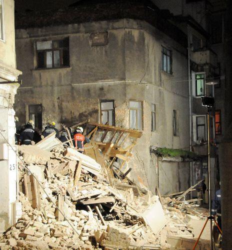 Fatih'te içinde 1 kişinin yaşadığı belirtilen 3 katlı bina çöktü. Bina enkazından bir ceset çıkartıldı. Paniğe kapılan çevre bina sakinleri evlerini boşaldı. 16 kadar insan faciadan kılpayı kurtuldu