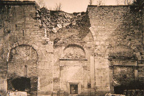 Uzun yıllar İstanbul surları üzerine tarihi araştırmalar yapan Sanat Tarihçisi Fehmi Hayri Yılmaz, İstanbul'un kayıp kapılarının izini sürdü. Yılmaz, İstanbul'u çevreleyen yaklaşık 20 kilometre uzunluğundaki surlarda irili ufaklı toplam 80 kapı bulunduğunu ancak bunlardan sadece bir tanesinin yarım da olsa kapı kanadının korunduğunu söyledi.