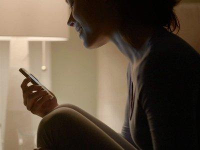 <strong>Siri ile ne değişecek</strong><p>iPhone 4S'ten ziyade Siri'nin konuşulduğu bugünlerde uygulama, kullanıcının sesli komutlarını algılıyor ve kullanıcının bu şekilde telefonunu kullanabilmesine, internette sörf edebilmesine olanak veriyor. Google'dan Eric Schmidt'in dahi Google'ın lider arama motoru olarak Siri'den endişe duyduğunu açıklaması, Siri'yi önemli kılmaya yetiyor. Yakın gelecekte söz dinleyen cihazların etrafımızı saracağı muhakkak.</p>