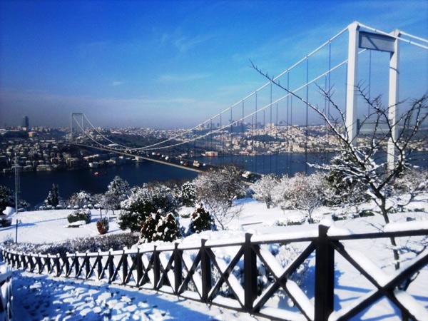 İstanbul'u beyaza bürüyen kar, kentte eşsiz manzaralar oluşturdu.