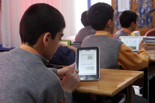 MEB, Başkentteki 3 ilköğretim okulunda, öğrencilerin üretmesini ve teknolojinin yaygınlaşmasını sağlayacak aktif bir sanal eğitimin gelişebilmesi için 'elektronik kitap' uygulaması başlattı.