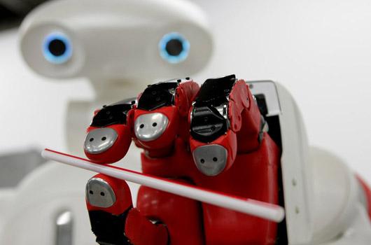 <strong>27. Robot dünyasının hassas parmaklısı</strong><br><br>
2009 -> Tüm robotların Terminatör filmindekiler gibi yüksek parmak hassasiyetine sahip olmadıkları bir gerçek. Ancak Tokyo, Japonya'daki Waseda Üniversitesi bu durumu değiştirmeye başladı bile. Dr.Shigeki Sugano liderliğindeki ekip tarafından geliştirilen bu robot, fotoğrafından da anlayabileceğiniz gibi oldukça hassas parmaklara sahip...