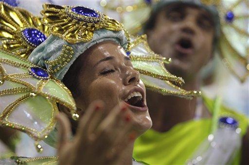 Karnavallar ülkesi Brezilya'nın en meşhur ve dünya çapında ünlü karnavalı Rio'da birbirinden renkli görüntüler ve büyük coşku yaşanıyor.